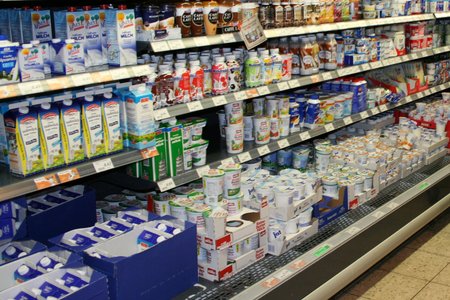 Milchproduktkühlregal im Einzelhandel