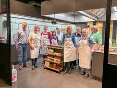 v.l.n.r: Tobias Ortkras (Gustav Ehlert GmbH & Co. KG), Hildegard Hansmann-Machula (Landköchin), Jutta Horsink ( Landköchin), Kathrin Wagner (Tafel Gütersloh), Christiane Heuckmann (Junge Landfrauen Gütersloh), Martina Warnken (Landköchin), Ruth Proir-Dresemann (Tafel Gütersloh), Marianne Giese (Tafel Gütersloh), Cornelia Langreck (Landköchin)