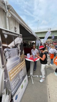 Gespräche am Stand