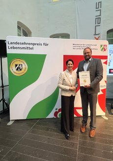 Ministerin Silke Gorißen überreicht im Maxhaus in Düsseldorf den Landesehrenpreis an Claus Naarmann