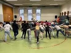 Lottes Flieger als Bewegungsübung