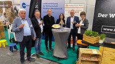 Gruppenbild am Stand der LV Milch auf der MHH 2024